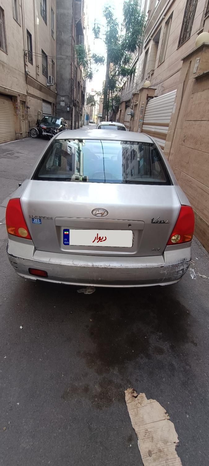 هیوندای ورنا دنده‌ ای - 2004