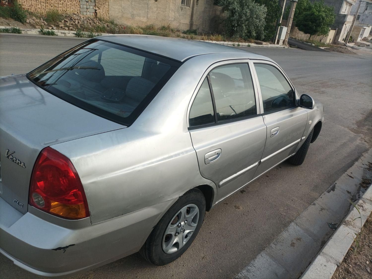 هیوندای ورنا دنده‌ ای - 2004