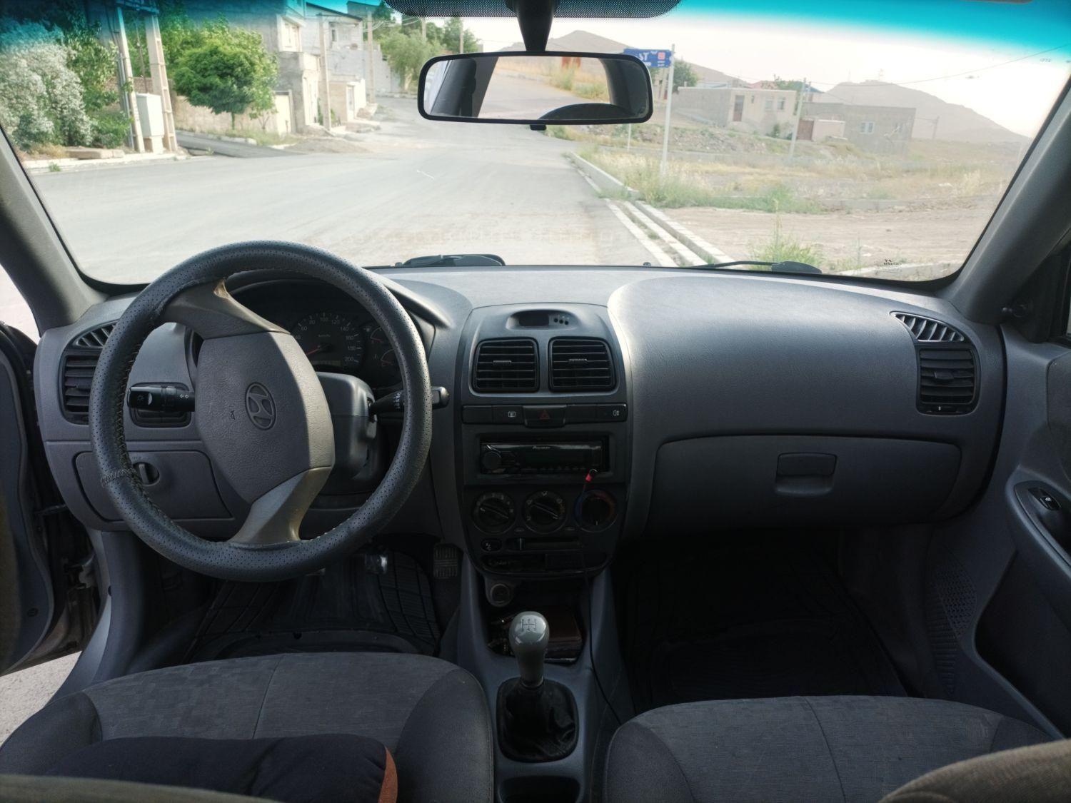 هیوندای ورنا دنده‌ ای - 2004