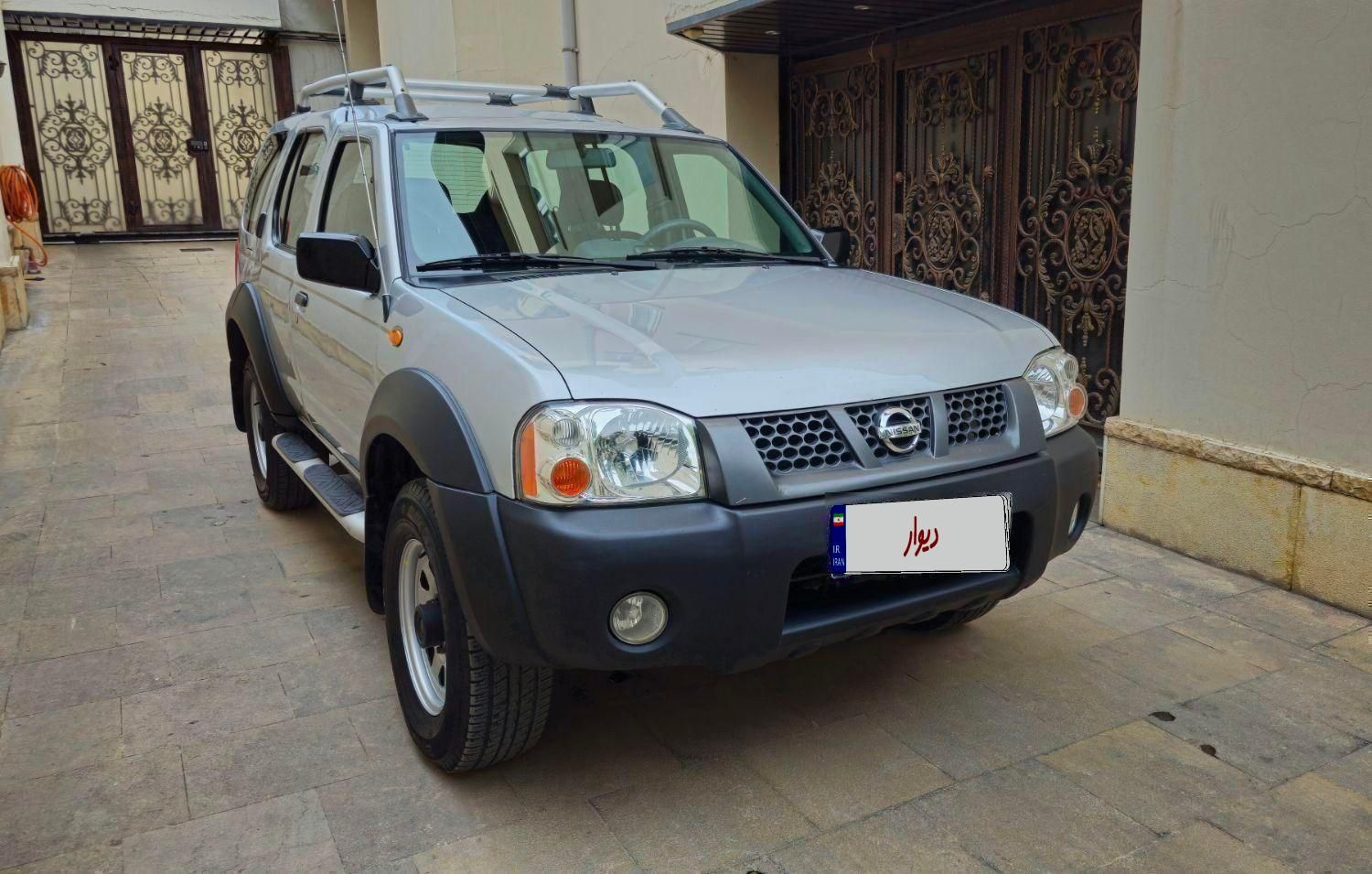 نیسان رونیز دنده‌ای - 2005