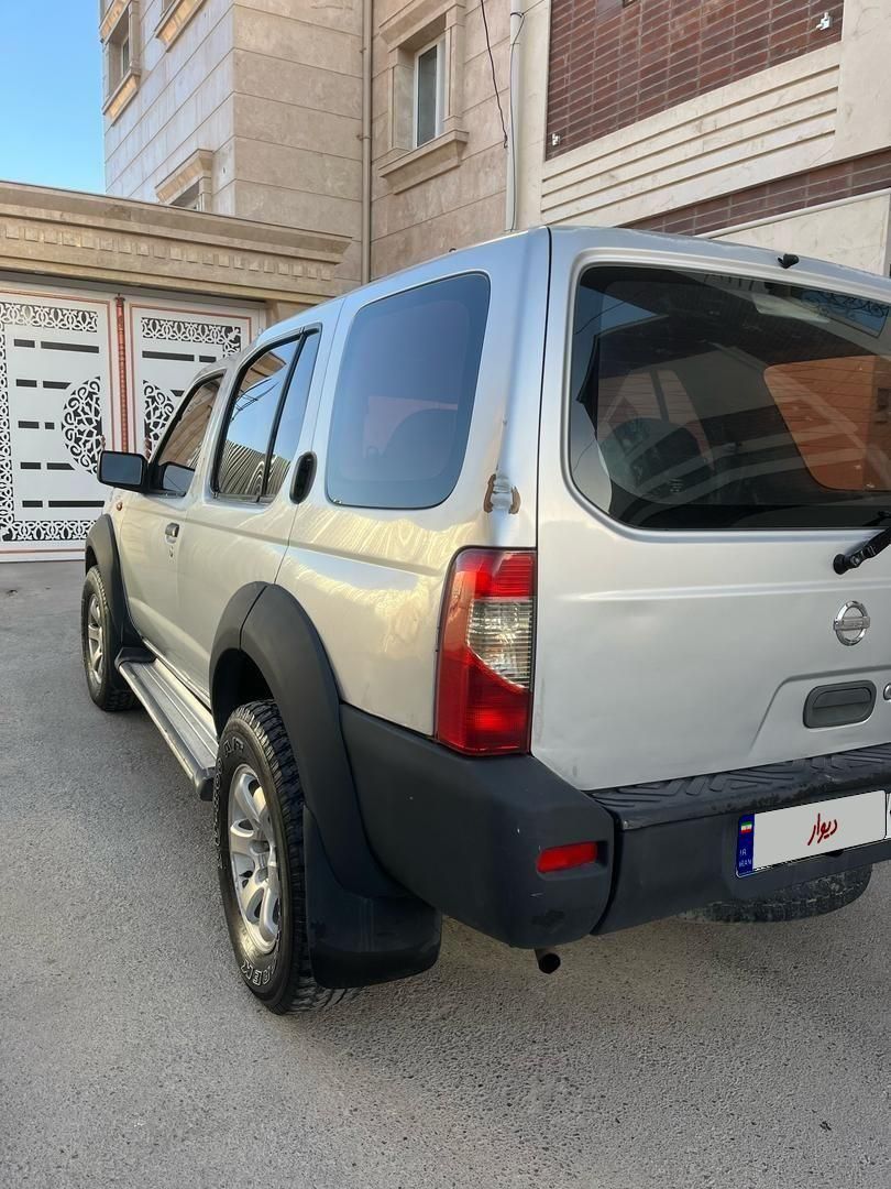 نیسان رونیز دنده‌ای - 2009