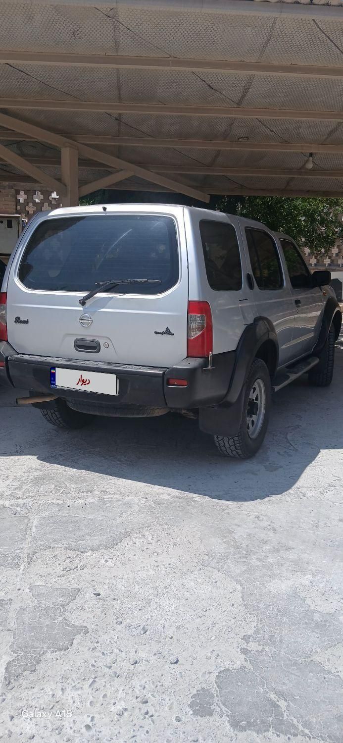 نیسان رونیز دنده‌ای - 2006