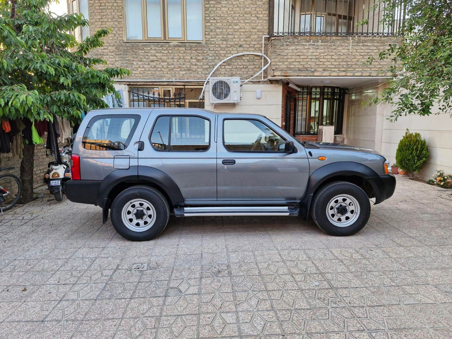 نیسان رونیز دنده‌ای - 2009