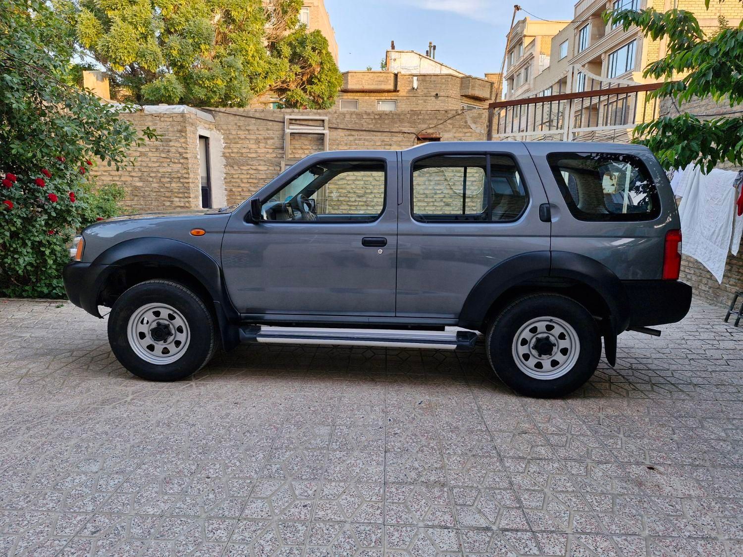 نیسان رونیز دنده‌ای - 2009
