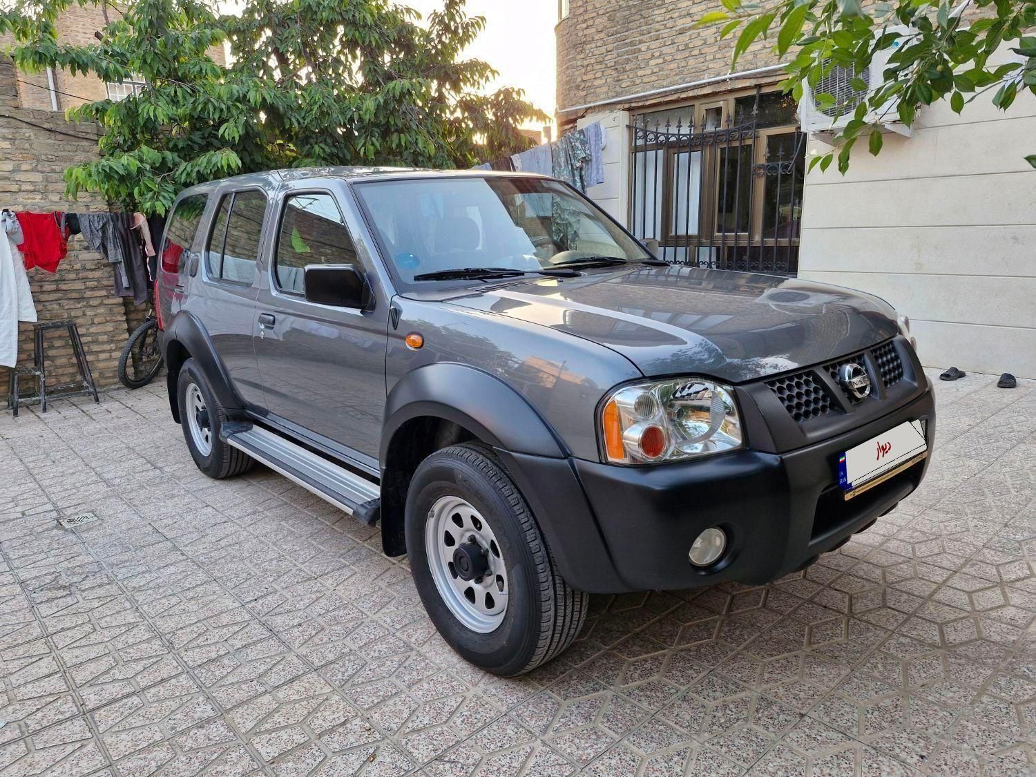 نیسان رونیز دنده‌ای - 2009