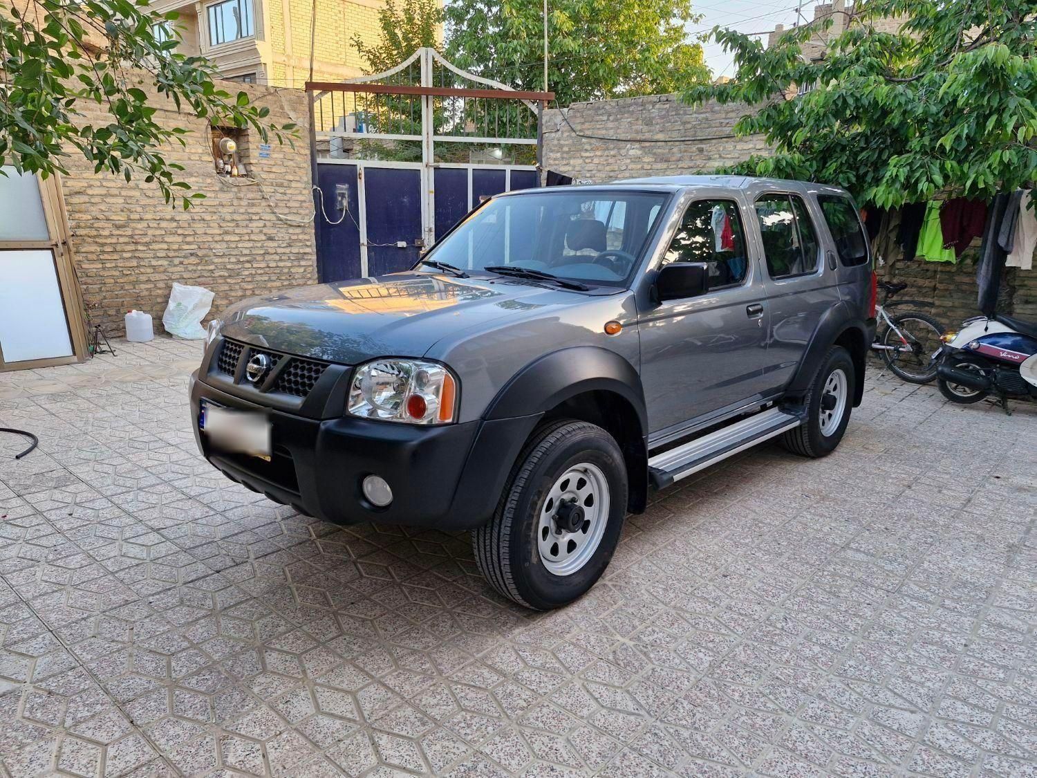 نیسان رونیز دنده‌ای - 2009
