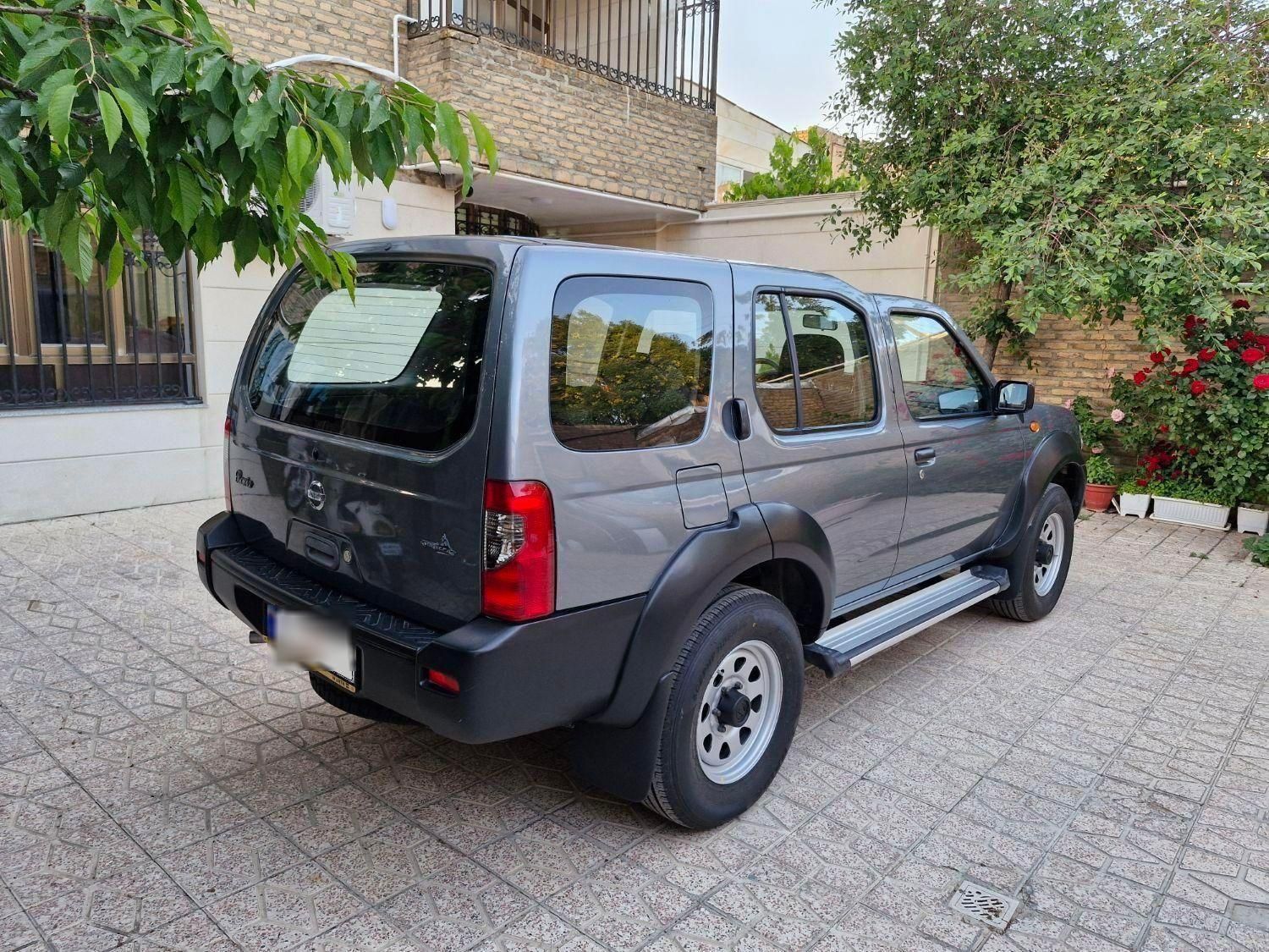نیسان رونیز دنده‌ای - 2009