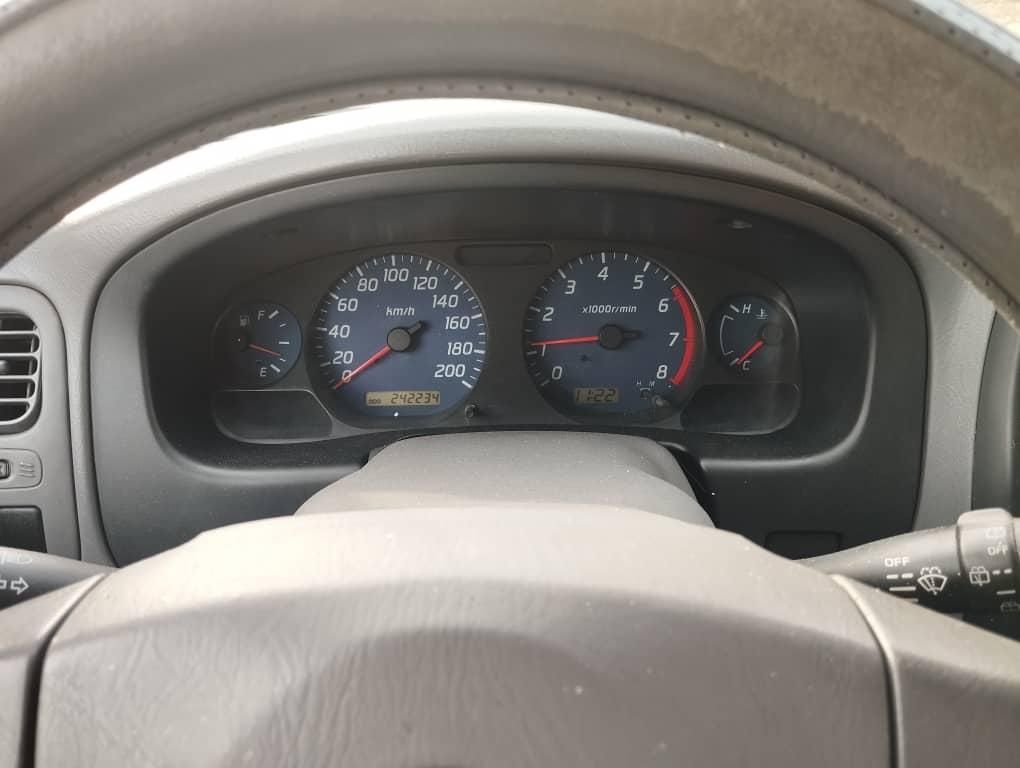 نیسان رونیز دنده‌ای - 2008