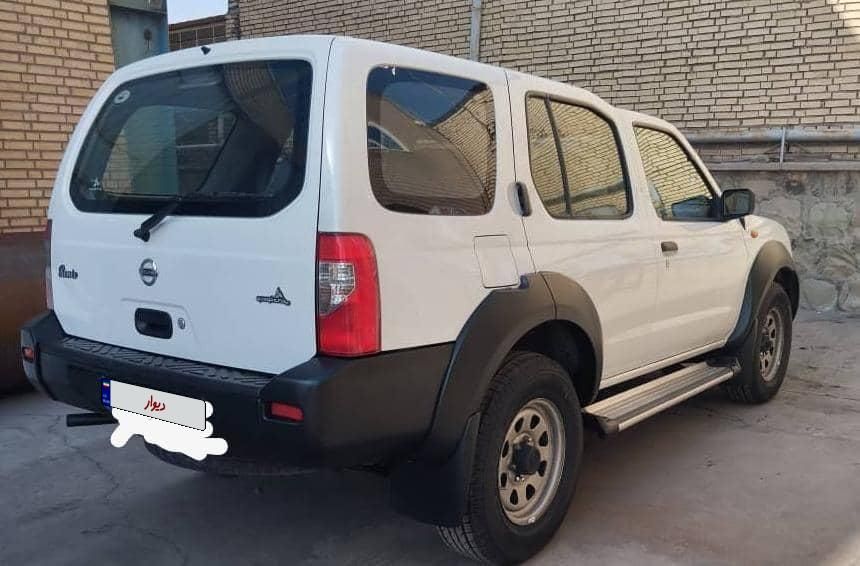 نیسان رونیز دنده‌ای - 2008