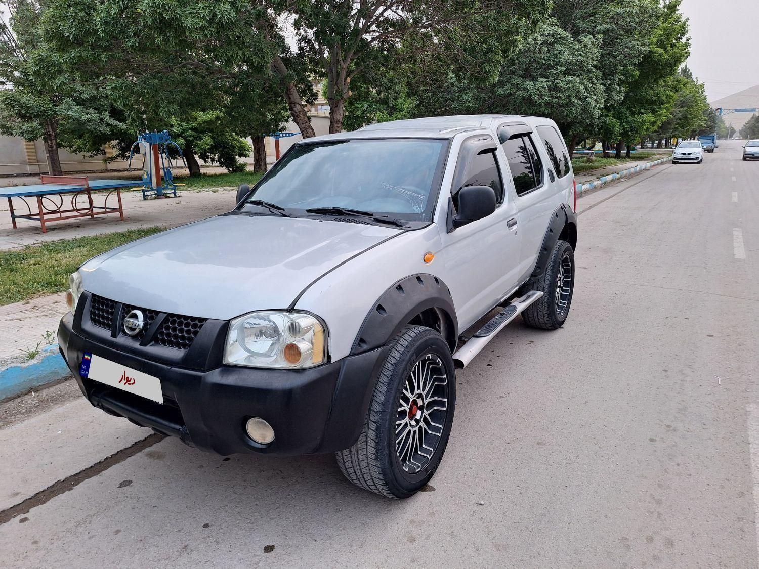 نیسان رونیز دنده‌ای - 2005
