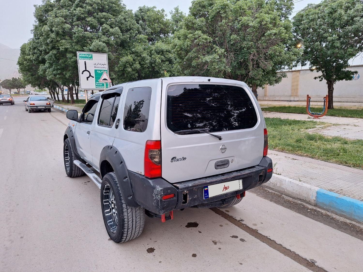 نیسان رونیز دنده‌ای - 2005