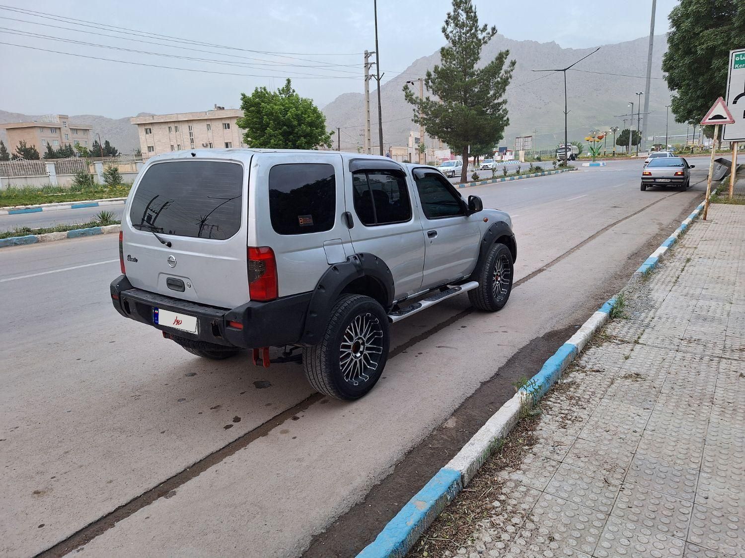 نیسان رونیز دنده‌ای - 2005