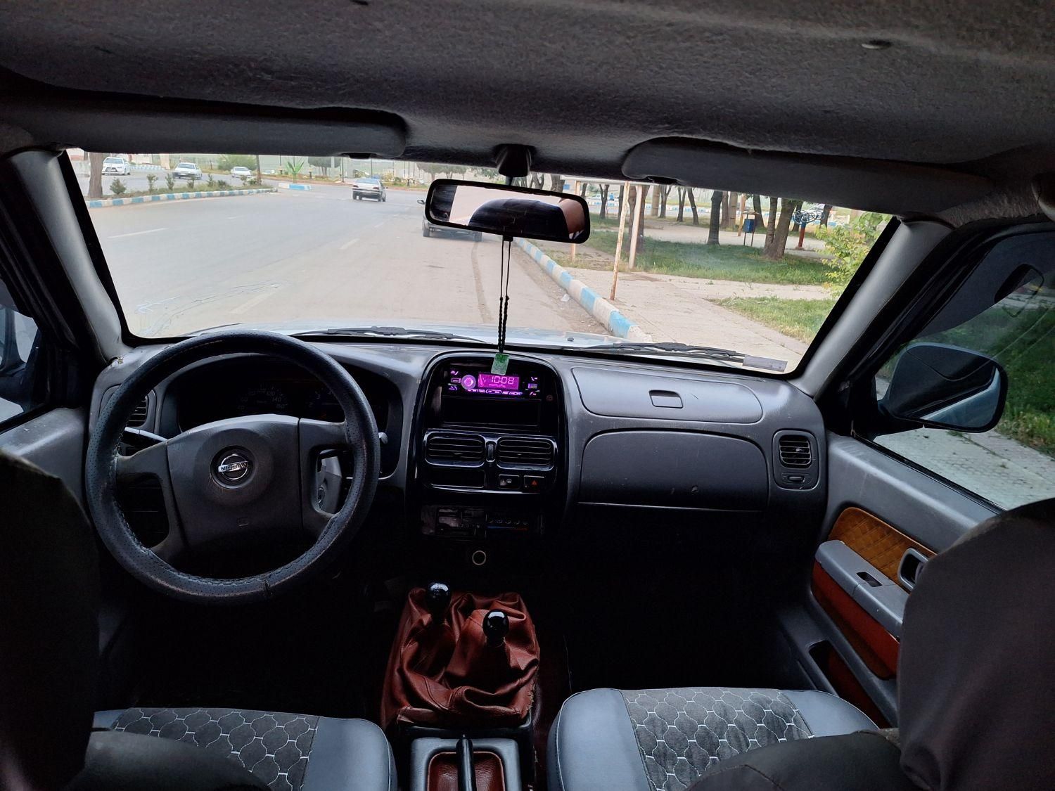 نیسان رونیز دنده‌ای - 2005