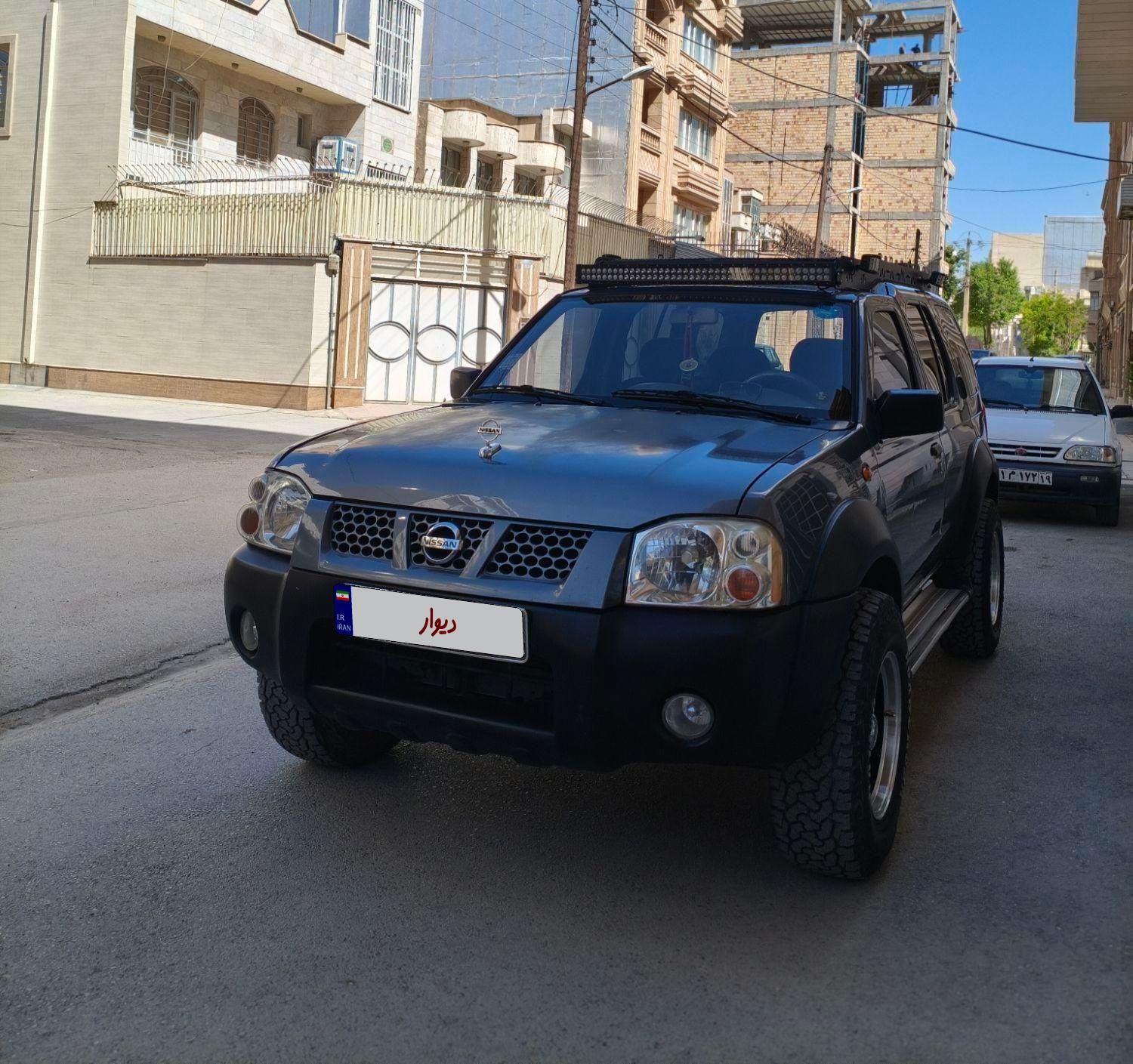 نیسان رونیز دنده‌ای - 2008