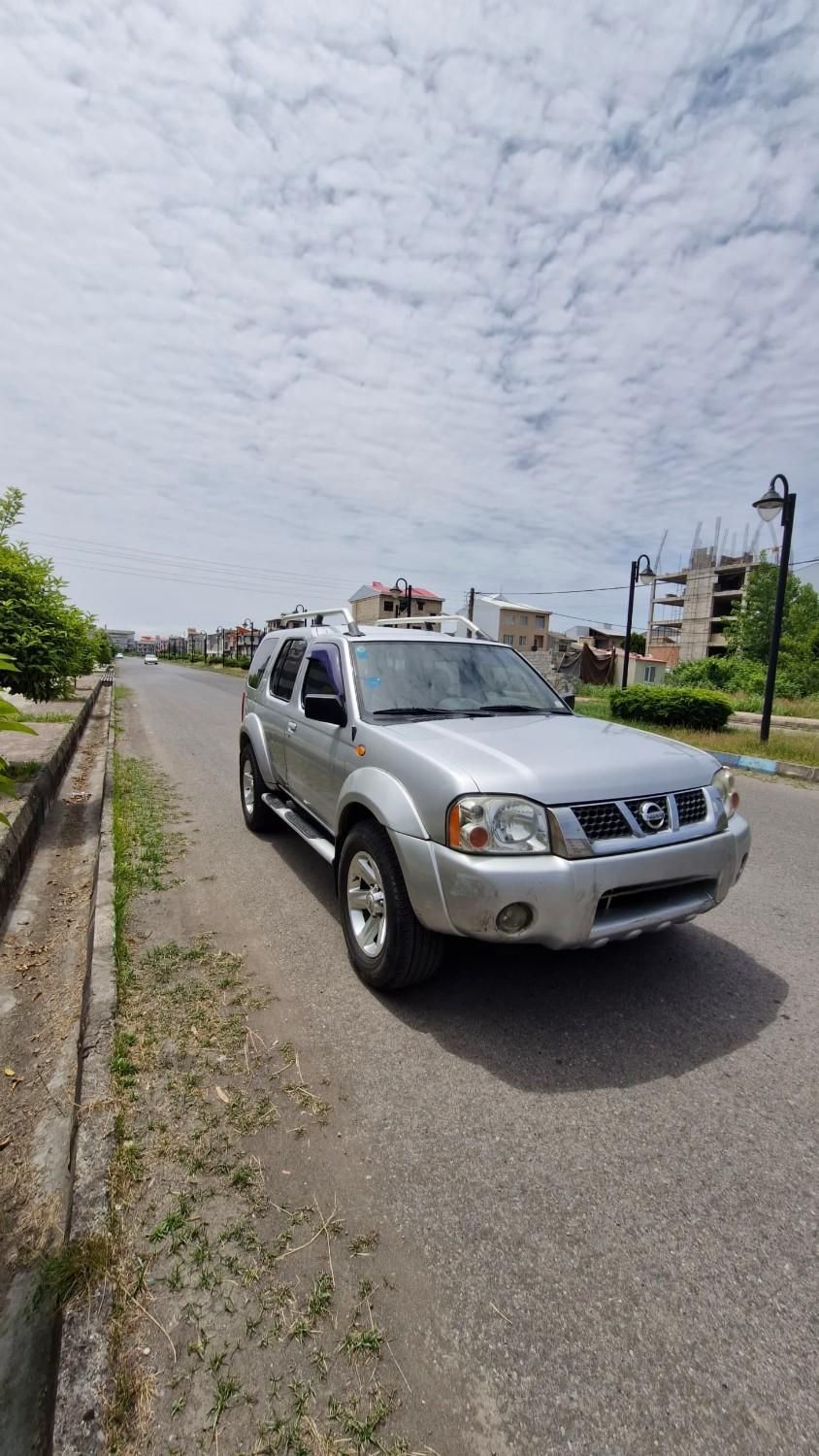 نیسان رونیز دنده‌ای - 2005