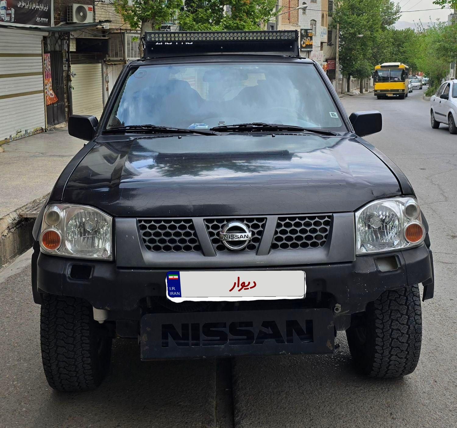 نیسان رونیز دنده‌ای - 2005