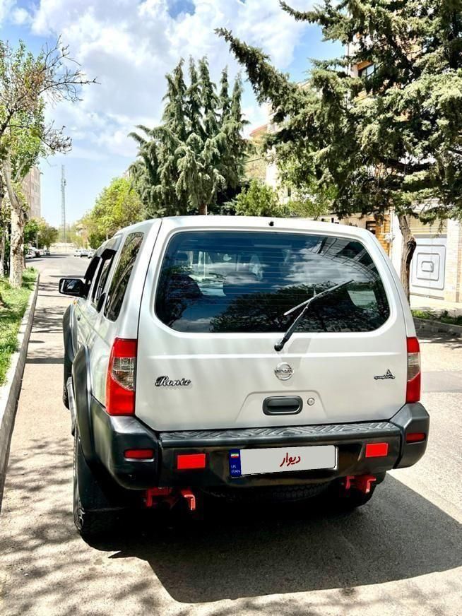 نیسان رونیز دنده‌ای - 2008