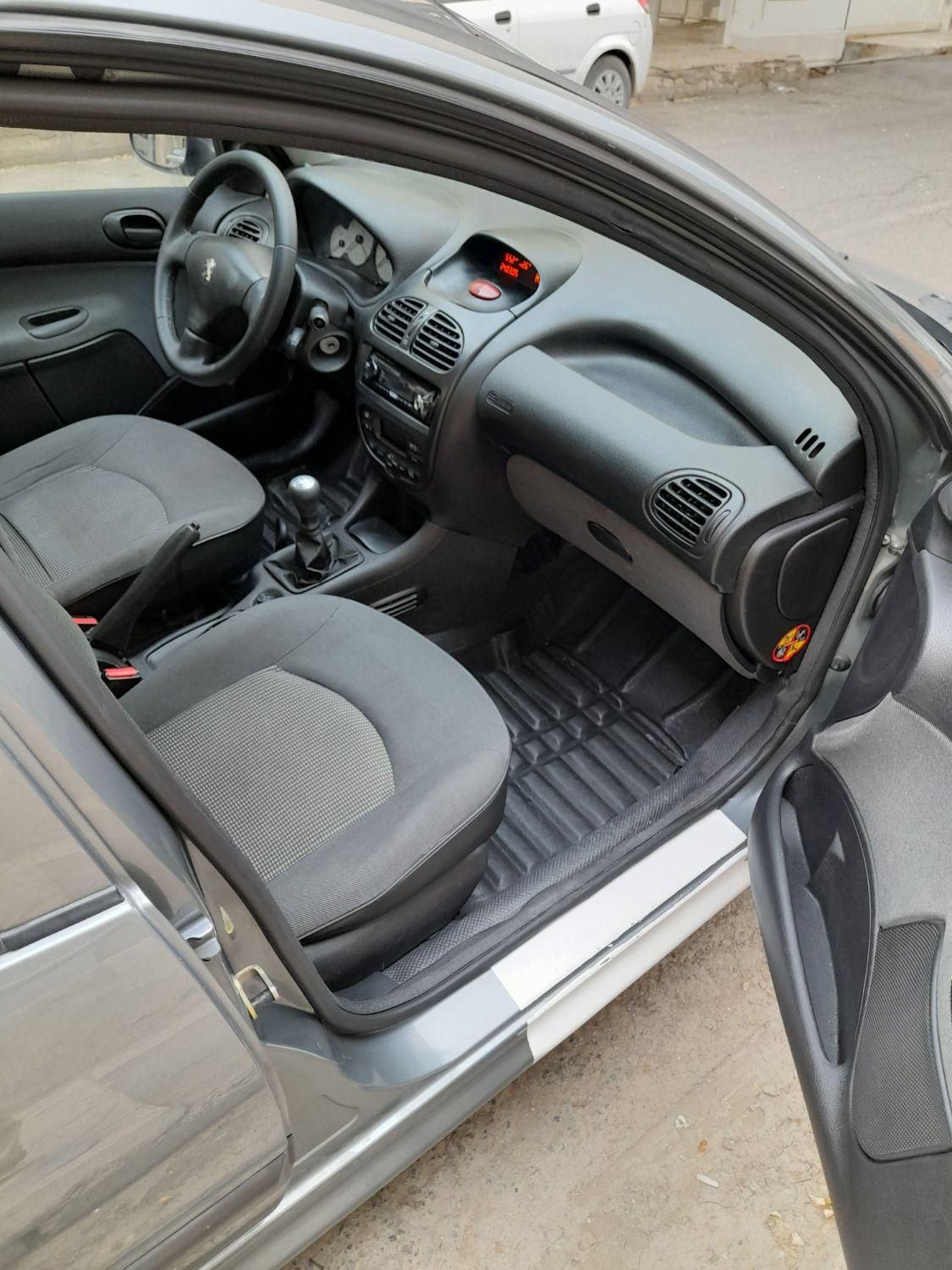پژو ۲۰۶ صندوق دار v8 - 1392