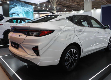 کی ام سی EJ7 142 کیلووات - 2024