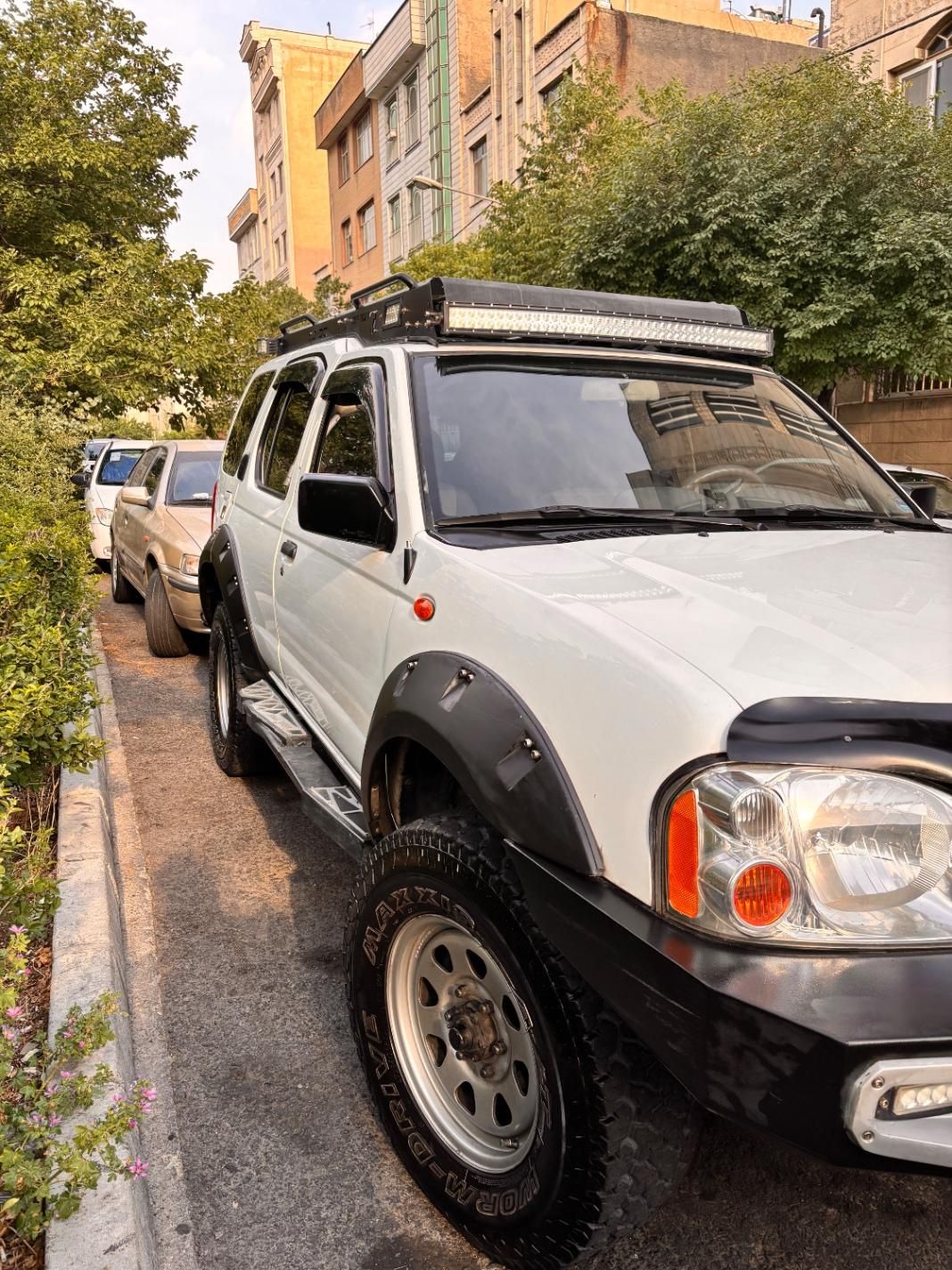 نیسان رونیز دنده‌ای - 2009