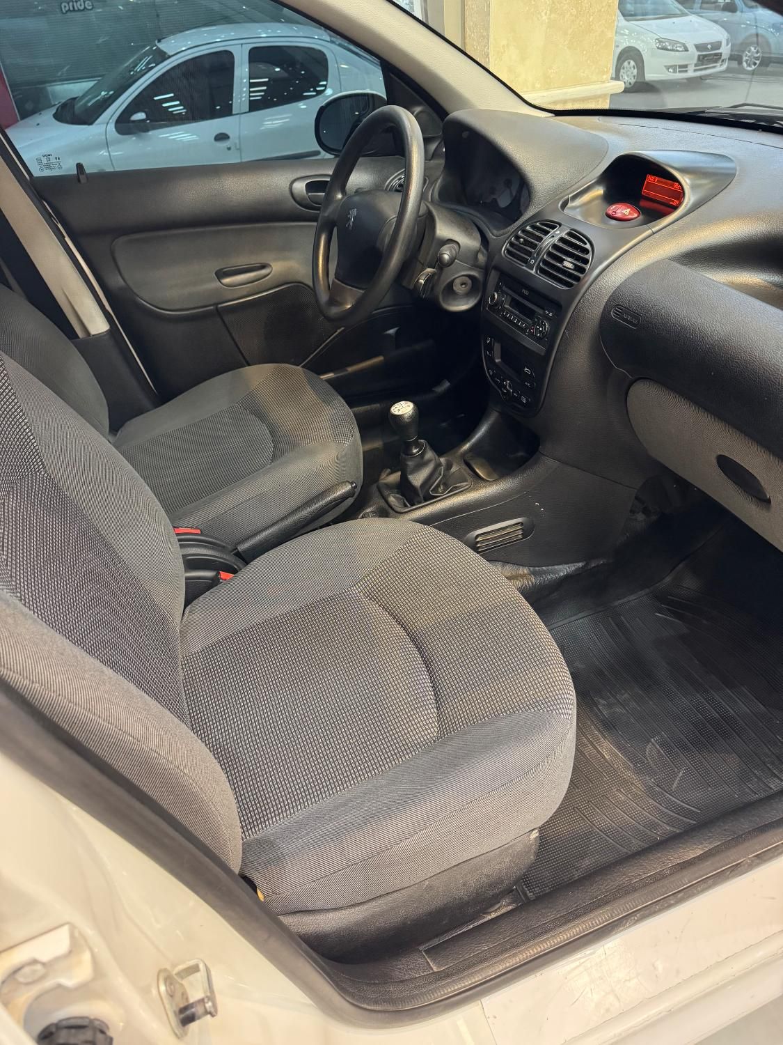 پژو ۲۰۶ صندوق دار v8 - 1397