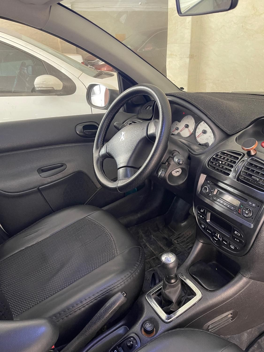 پژو ۲۰۶ صندوق دار v8 - 1398
