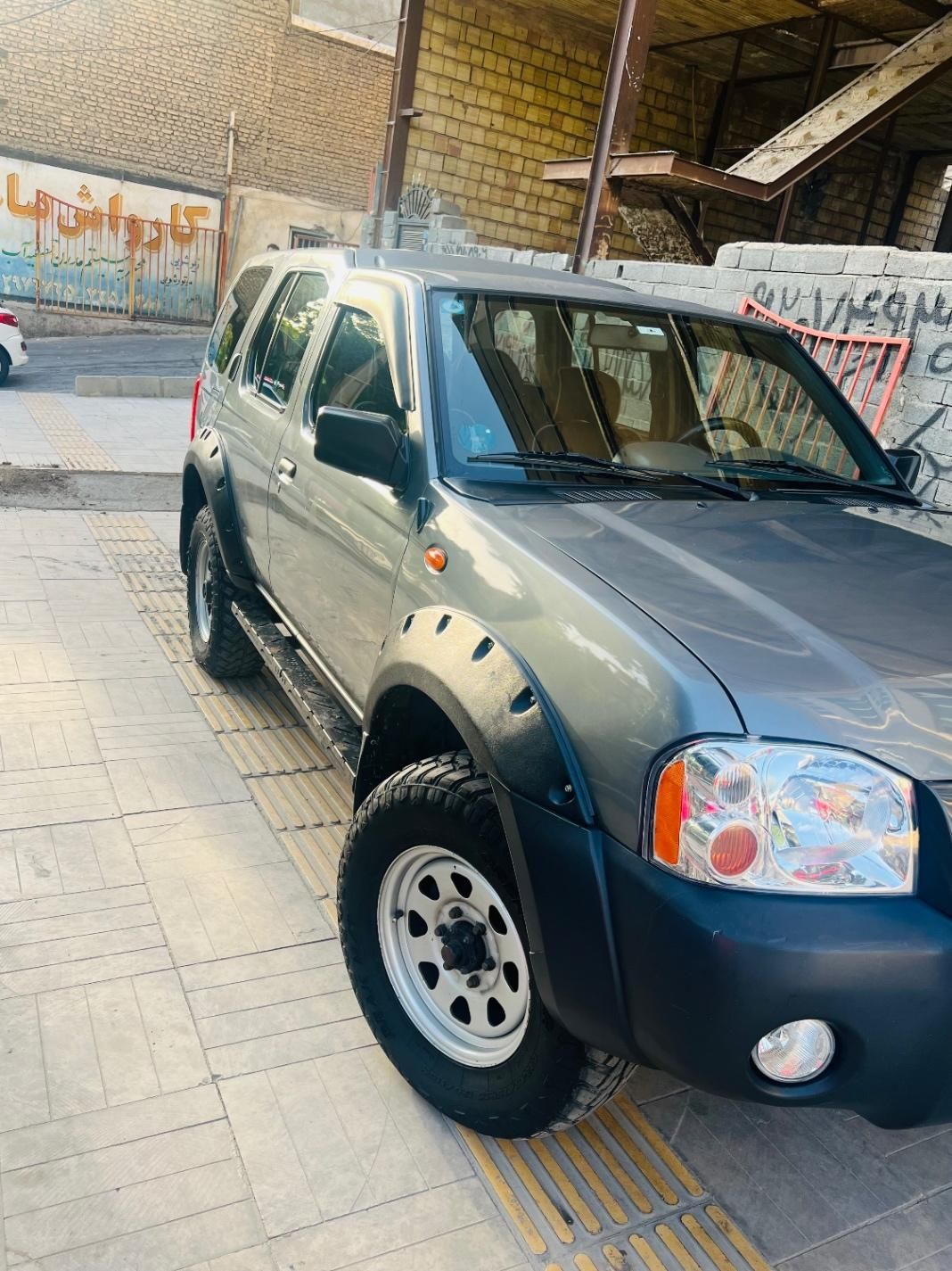 نیسان رونیز دنده‌ای - 2007