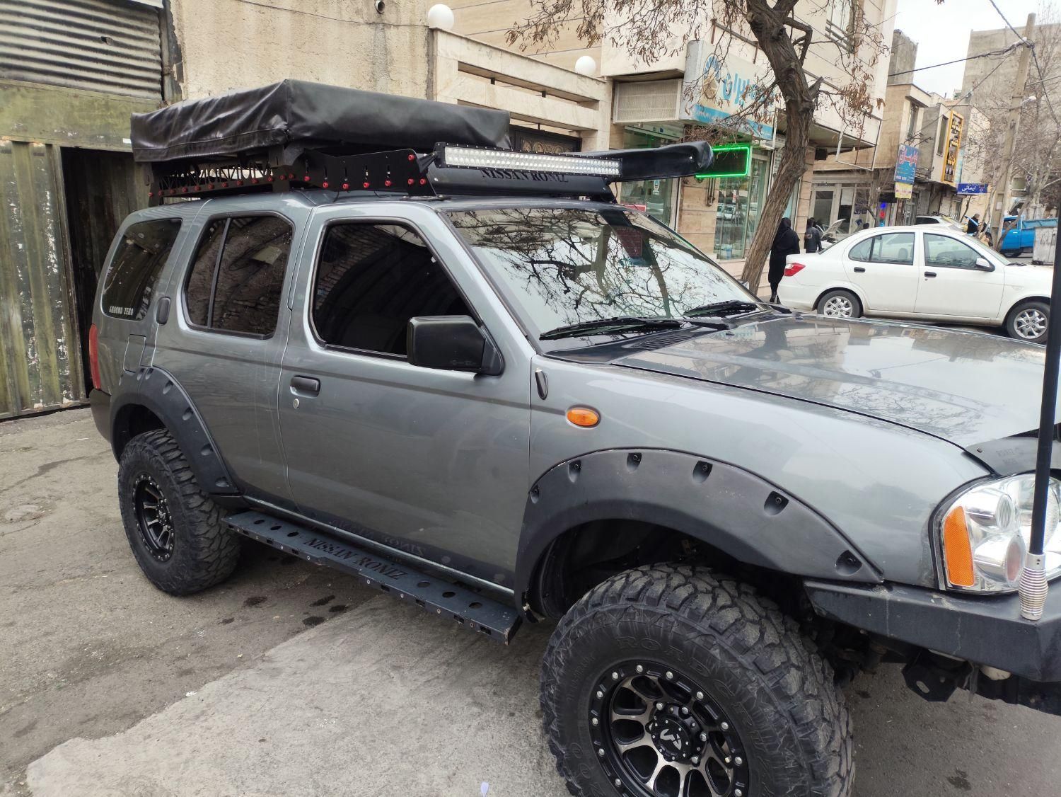نیسان رونیز دنده‌ای - 2009