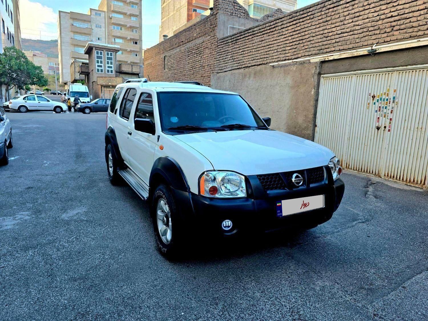 نیسان رونیز دنده‌ای - 2003