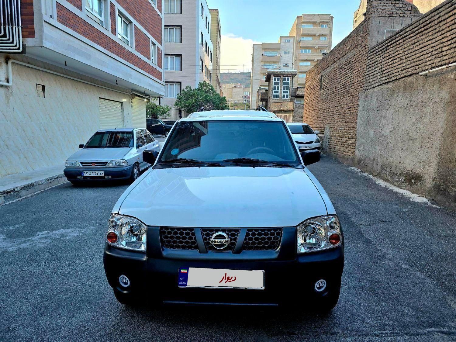 نیسان رونیز دنده‌ای - 2003