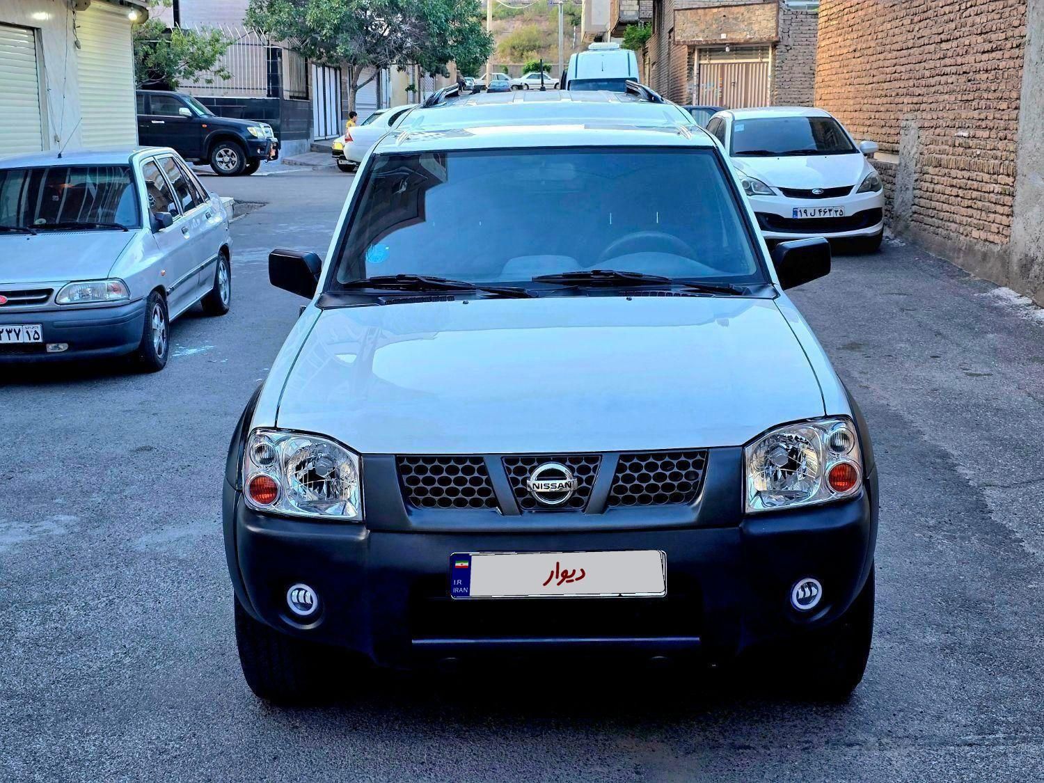 نیسان رونیز دنده‌ای - 2003