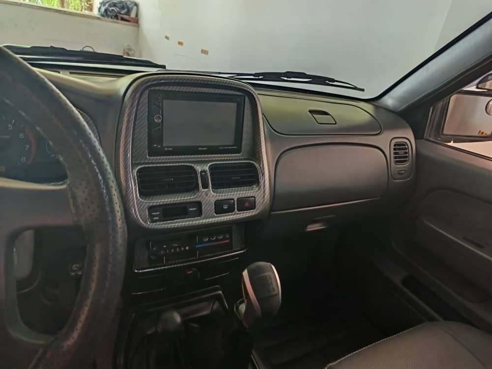 نیسان رونیز دنده‌ای - 2005