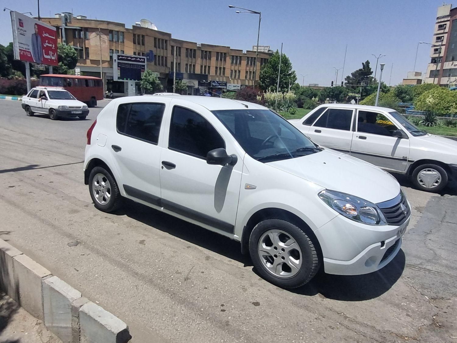رنو ساندرو دنده ای - 1396