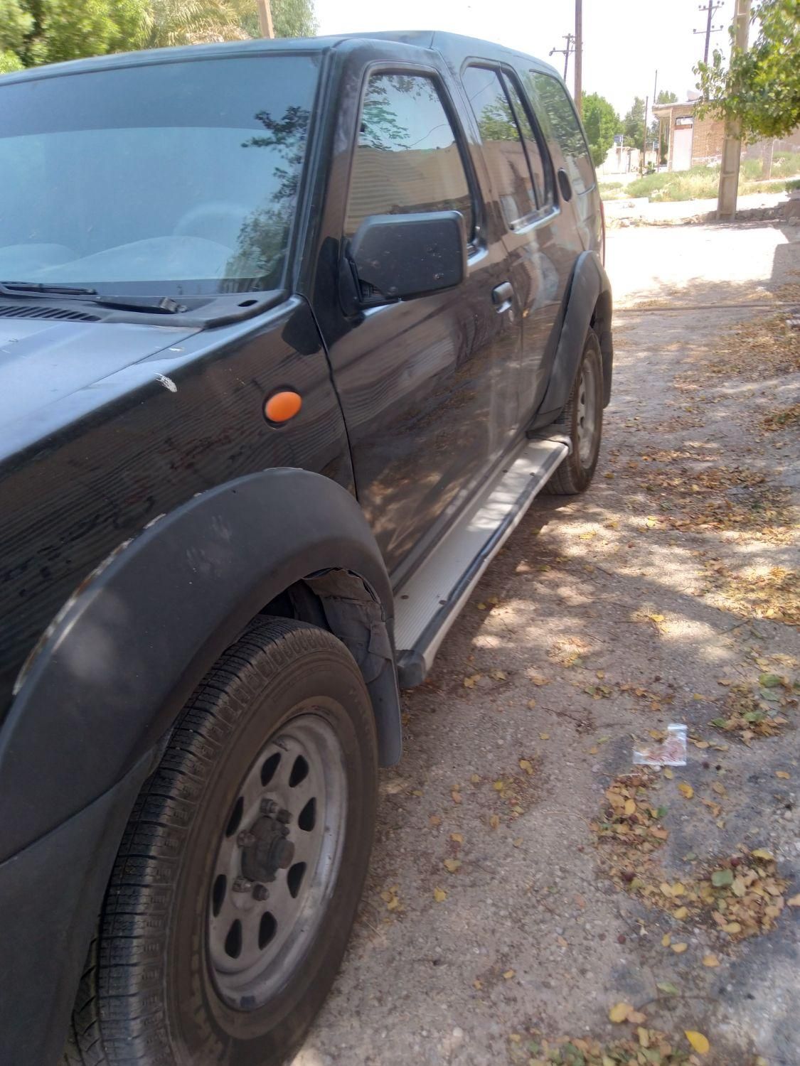 نیسان رونیز دنده‌ای - 2005