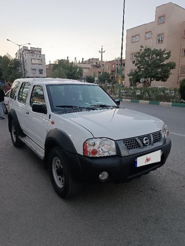 نیسان رونیز دنده‌ای - 2009
