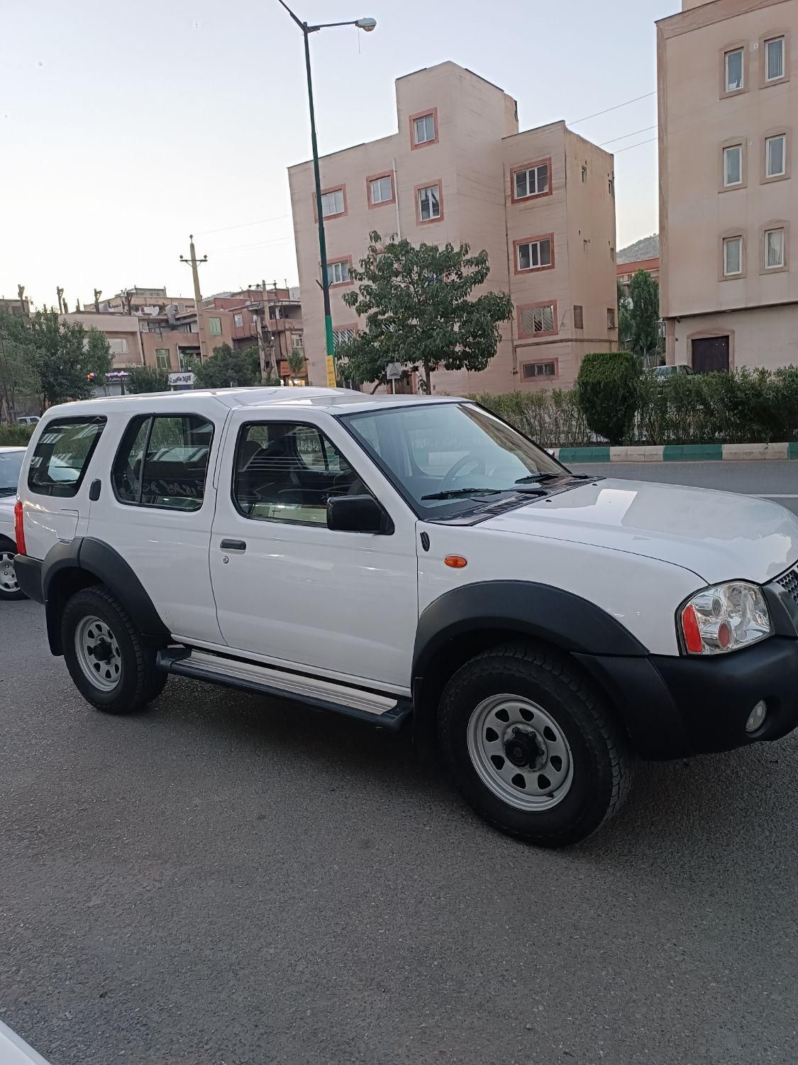 نیسان رونیز دنده‌ای - 2009