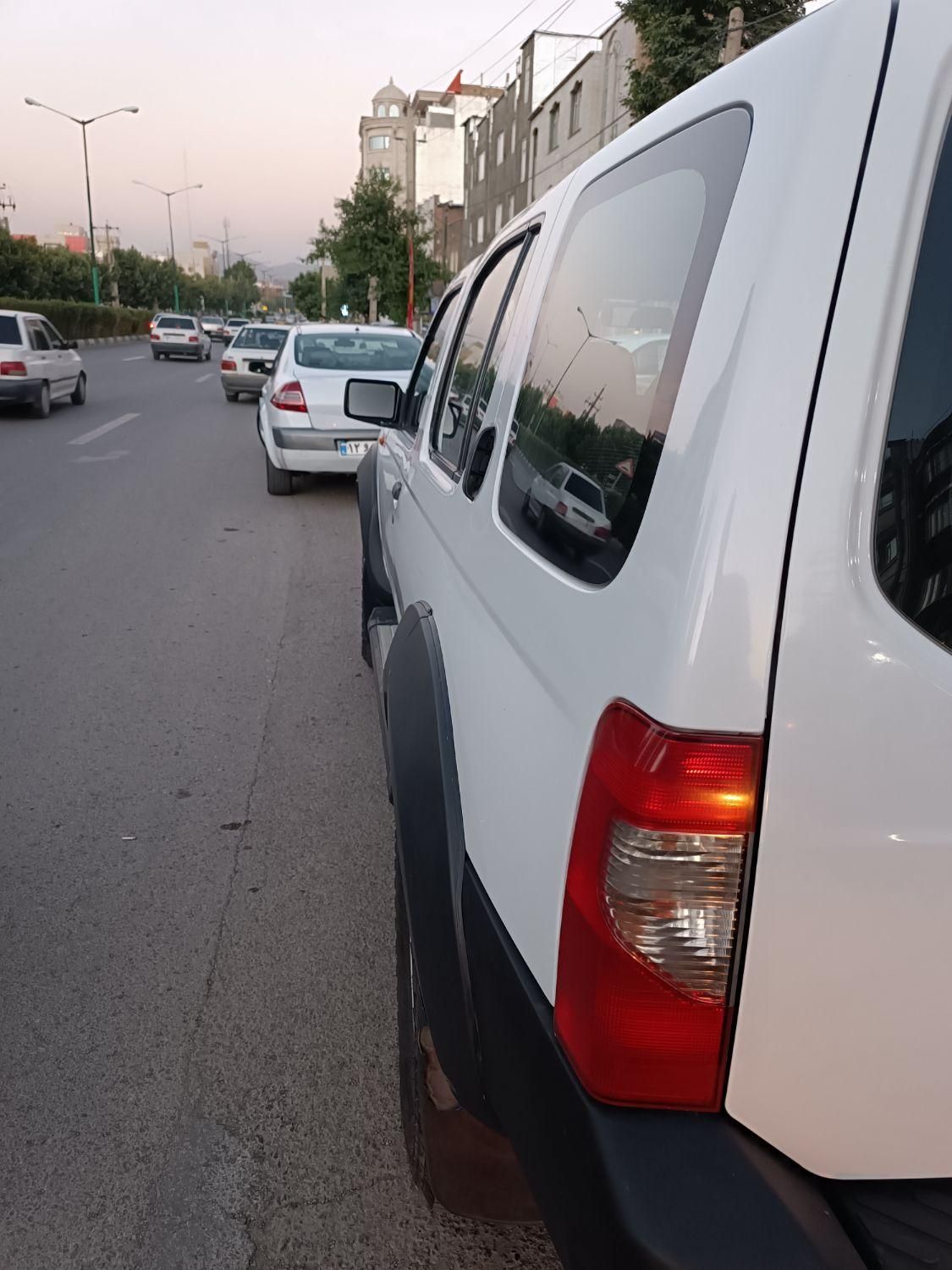 نیسان رونیز دنده‌ای - 2009