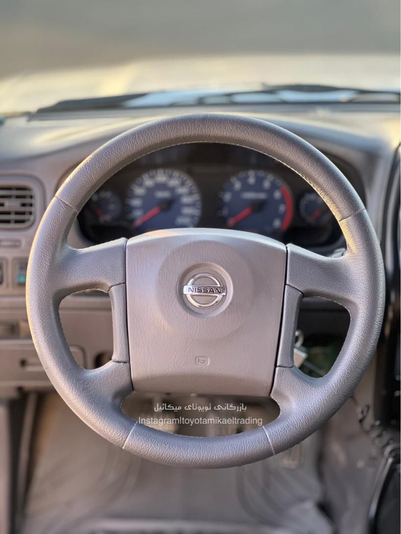 نیسان رونیز دنده‌ای - 2006