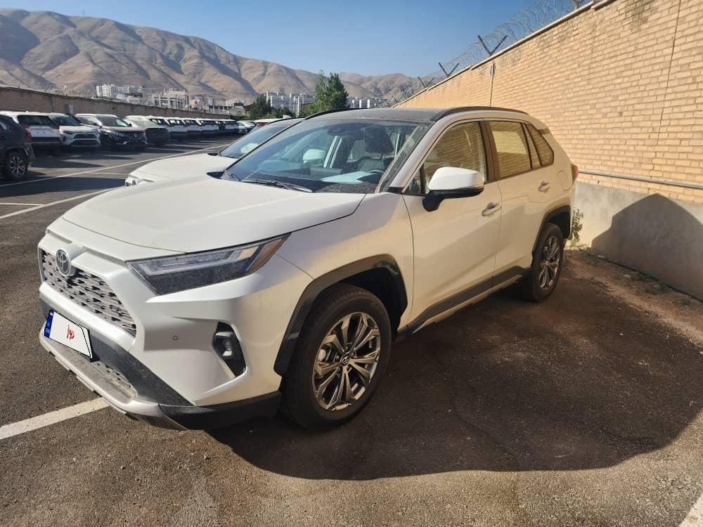 تویوتا کمری XLE - 2024