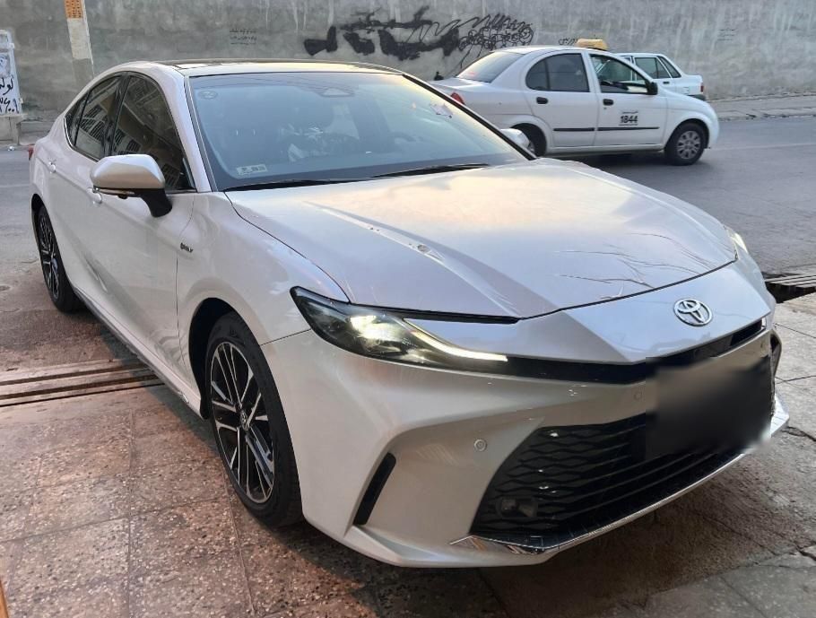 تویوتا کمری XLE - 2025