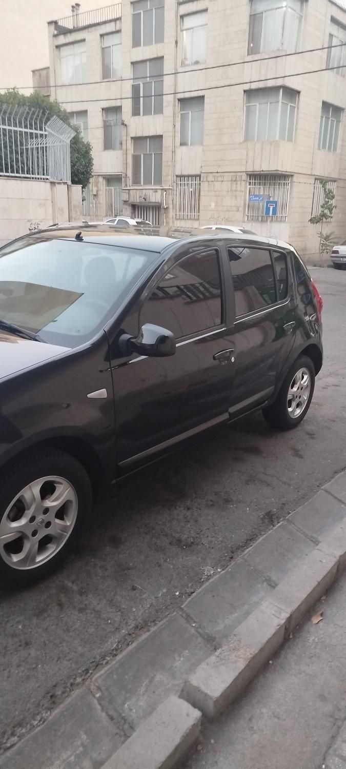 رنو ساندرو اتوماتیک - 1395