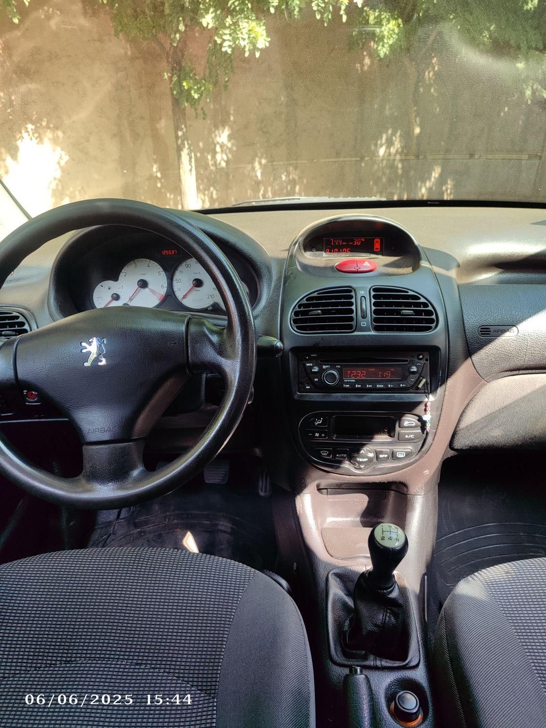 پژو ۲۰۶ صندوق دار v8 - 1393