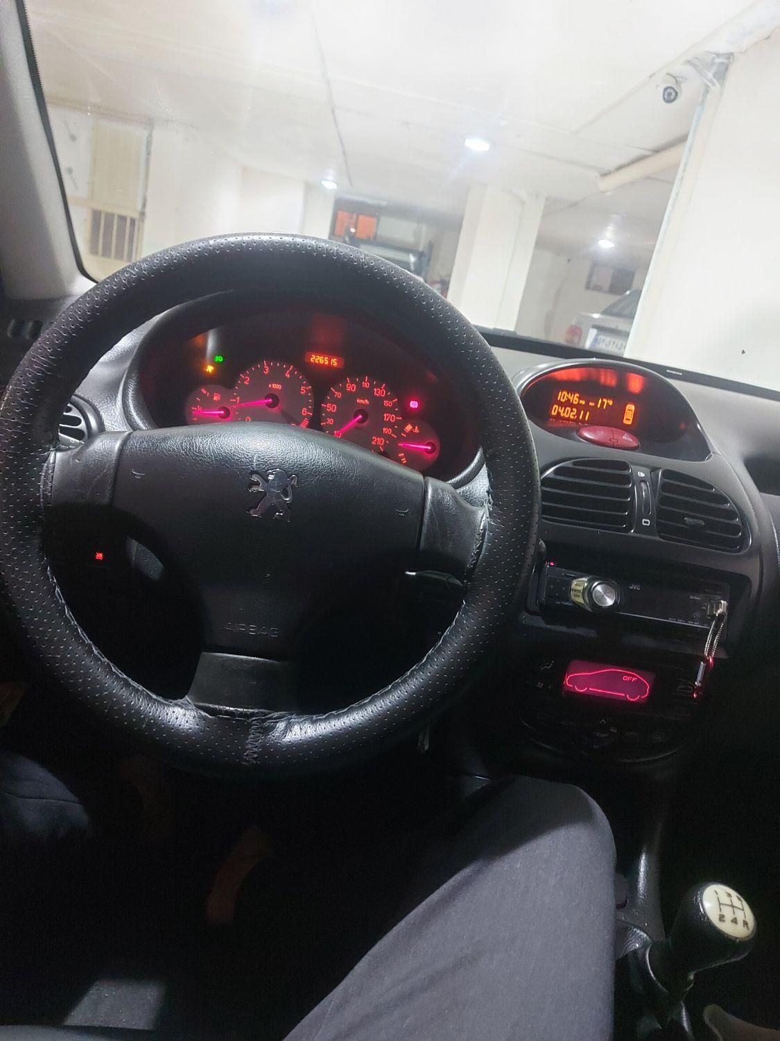 پژو ۲۰۶ صندوق دار v8 - 1393