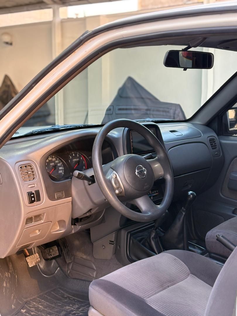 نیسان رونیز دنده‌ای - 2007