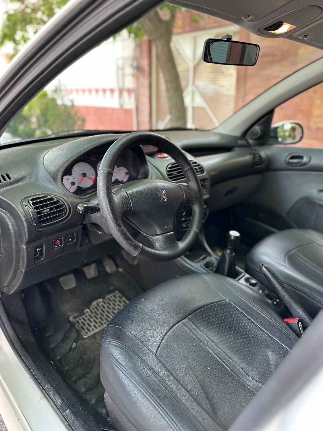 پژو ۲۰۶ صندوق دار v8 - 1396