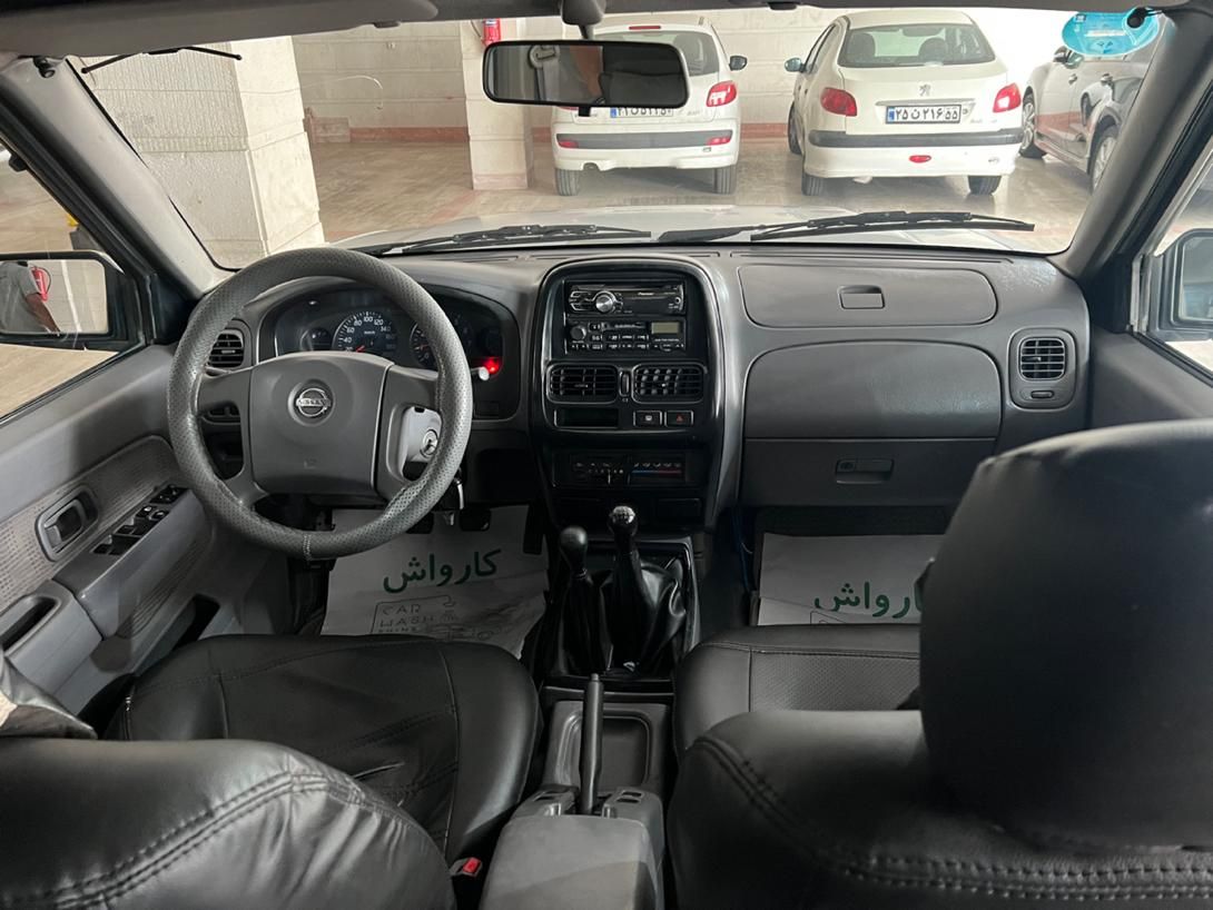 نیسان رونیز دنده‌ای - 2004