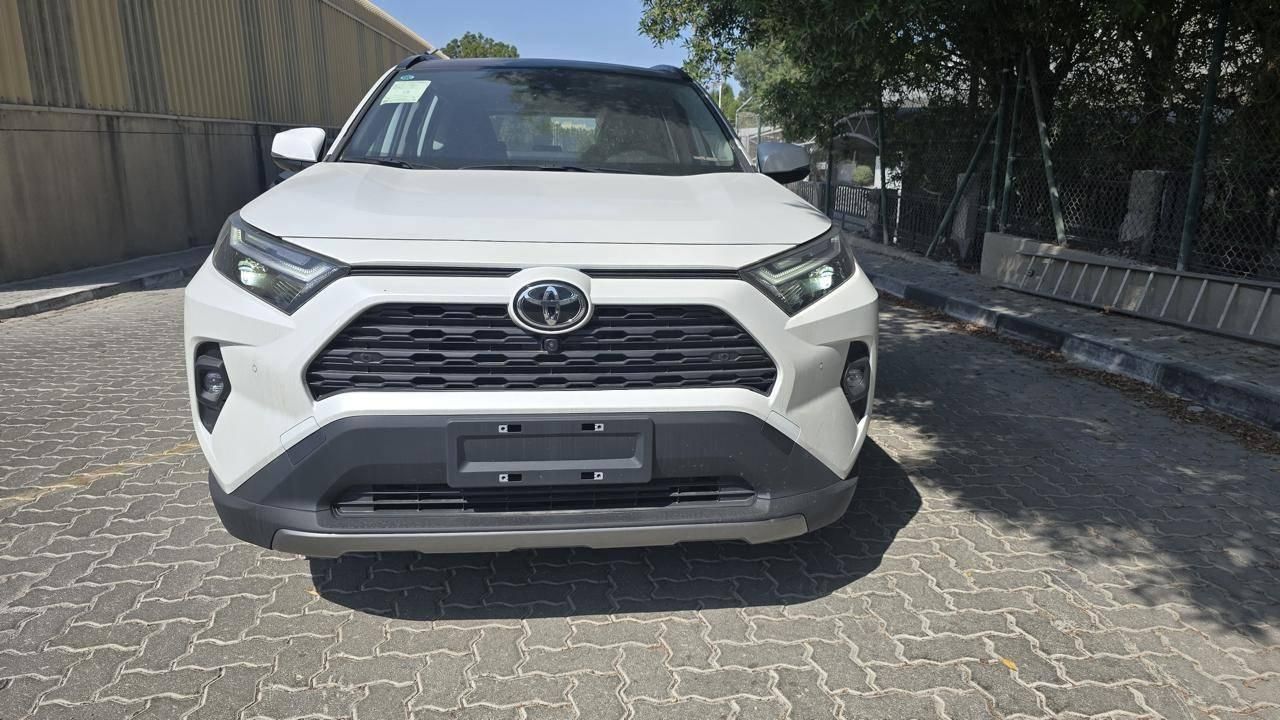 تویوتا کمری XLE - 2025