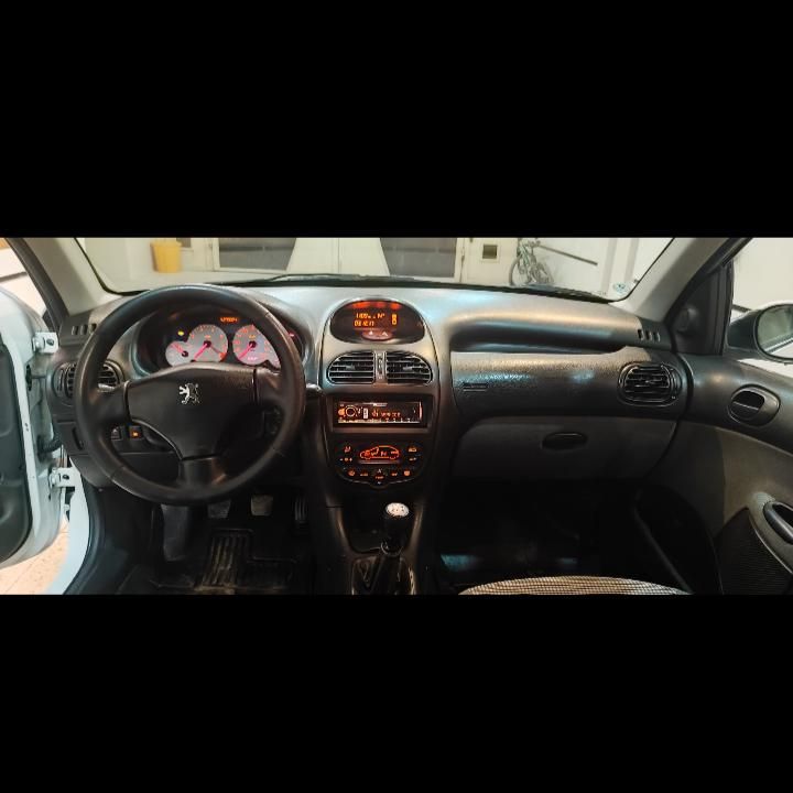پژو ۲۰۶ صندوق دار v8 - 1393