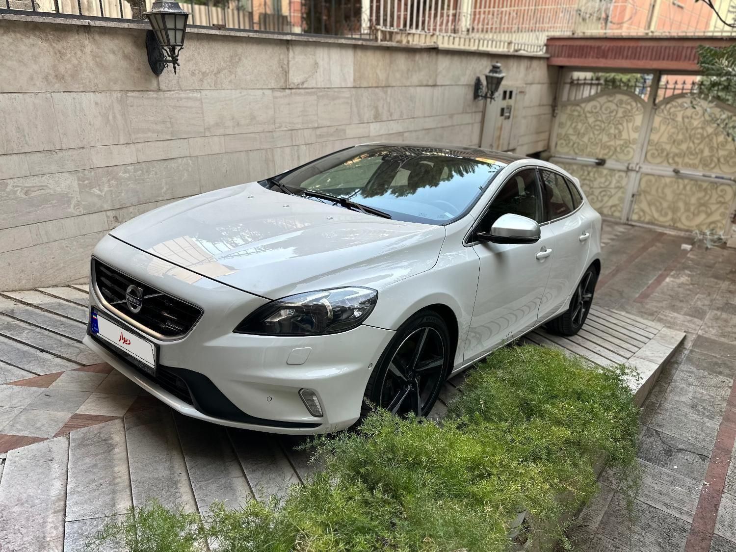 ولوو V40 R-DESIGN PLUS - 2014