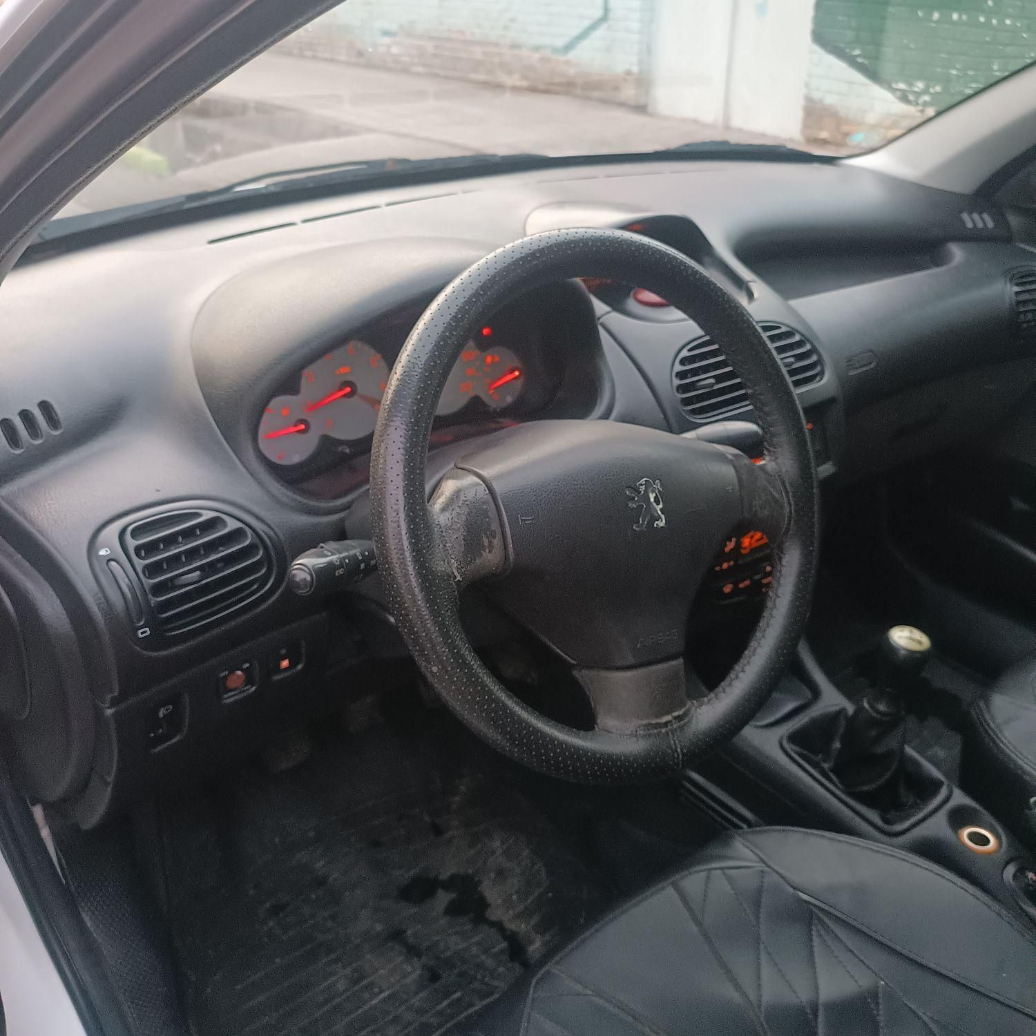 پژو ۲۰۶ صندوق دار v8 - 1393